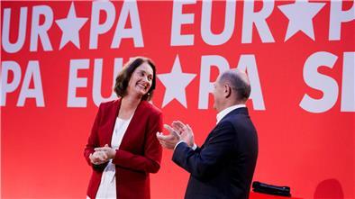 Bundeskanzler Olaf Scholz applaudiert für Katharina Barley, SPD-Spitzenkandidatin für die Europawahl.