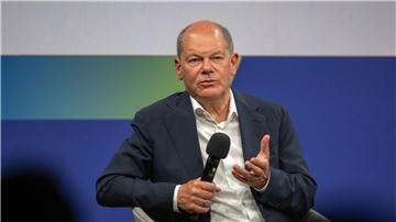 Bundeskanzler Olaf Scholz beantwortet beim Ostdeutschen Wirtschaftsforum in Bad Saarow die Fragen der Teilnehmer.
