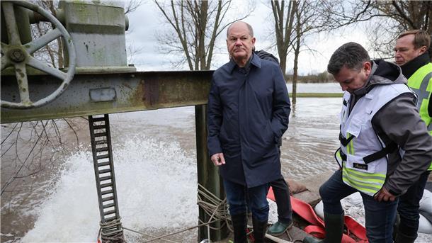 Scholz erneut im Hochwassergebiet: Kritik von Anwohnern Bundeskanzler Olaf Scholz begutachtet ein Wehr in Sangerhausen.