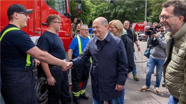 Bundeskanzler Olaf Scholz besucht in Saarbrücken Einsatzkräfte.