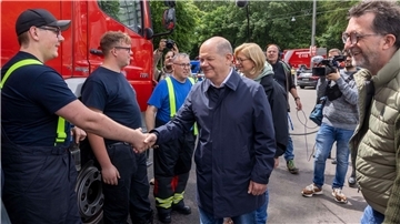 Bundeskanzler Olaf Scholz besucht in Saarbrücken Einsatzkräfte.