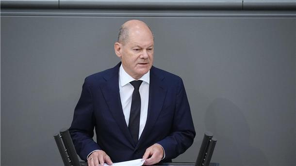 Bundeskanzler Olaf Scholz gibt im Bundestag eine Regierungserklärung ab.