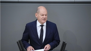 Bundeskanzler Olaf Scholz gibt im Bundestag eine Regierungserklärung ab.