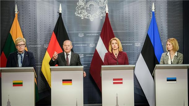 Deutschland unverrückbar an der Seite der baltischen Staaten Bundeskanzler Olaf Scholz gibt zusammen mit Ingrida Simonytem (l-r), Ministerpräsidentin von Litauen, Evika Silina, Ministerpräsidentin von Lettland, und Kaja Kallas, Ministerpräsidentin von Estland, eine Pressekonferenz.