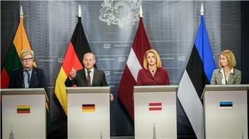 Bundeskanzler Olaf Scholz gibt zusammen mit Ingrida Simonytem (l-r), Ministerpräsidentin von Litauen, Evika Silina, Ministerpräsidentin von Lettland, und Kaja Kallas, Ministerpräsidentin von Estland, eine Pressekonferenz.