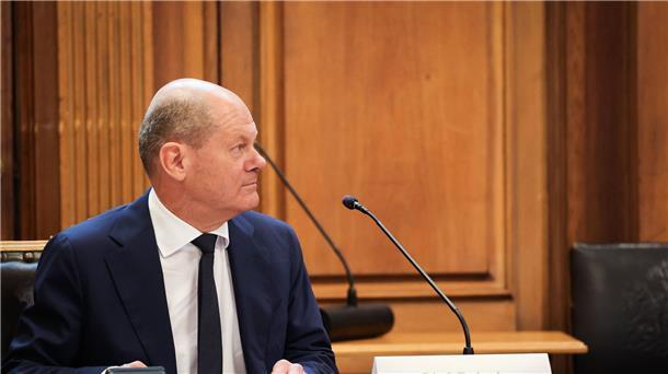 Buch nährt Zweifel an Scholz‘ „Cum-Ex“-Erinnerungslücken Bundeskanzler Olaf Scholz im August im Untersuchungsausschuss in Hamburg.