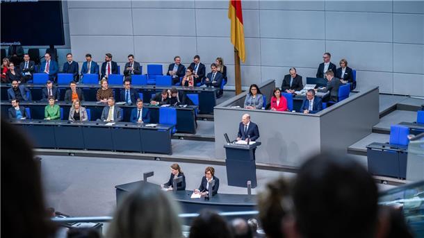 Haushalt 2024: Ukraine-Militärhilfe soll verdoppelt werden Bundeskanzler Olaf Scholz im Bundestag. Die Bundesregierung plant, die Ukraine-Hilfen im kommenden Jahr deutlich anzuheben.