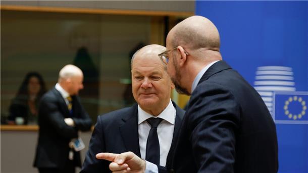 EU beschließt Start von Ukraine-Beitrittsverhandlungen Bundeskanzler Olaf Scholz im Gespräch mit EU-Ratspräsident Charles Michel.