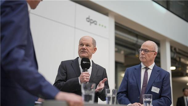 Scholz erteilt Taurus-Lieferung für Ukraine klare Absage Bundeskanzler Olaf Scholz ist zu Gast bei der Deutschen Presse-Agentur in Berlin. Rechts: dpa-Chefredakteur Sven Gösmann.