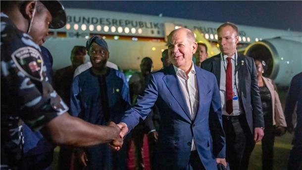 Scholz will Migrationszentren in Nigeria ausbauen Bundeskanzler Olaf Scholz ist zu Gesprächen mit dem nigerianischen Präsidenten Bola Tinubu nach Lagos geflogen.