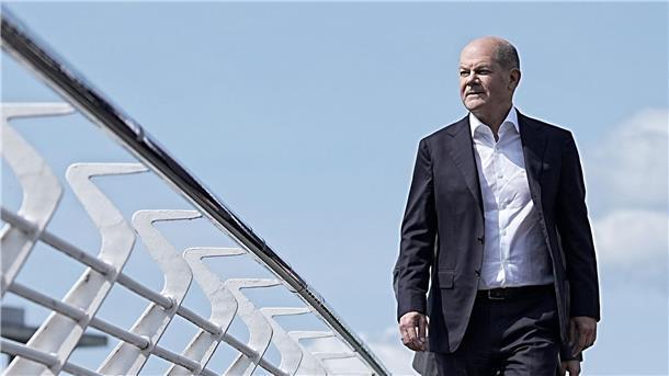Bundeskanzler Olaf Scholz kommt zur Sommer-Pressekonferenz in das Haus der Bundespressekonferenz. Kurz vor seinem Urlaub stellt sich der Kanzler für etwa 90 Minuten den Fragen der Hauptstadtjournalisten.