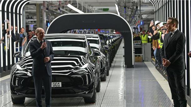 Bundeskanzler Olaf Scholz (l) ist zur Eröffnung der Tesla-Fabrik in Grünheide mit Firmenchef Elon Musk gekommen (Archivbild). 