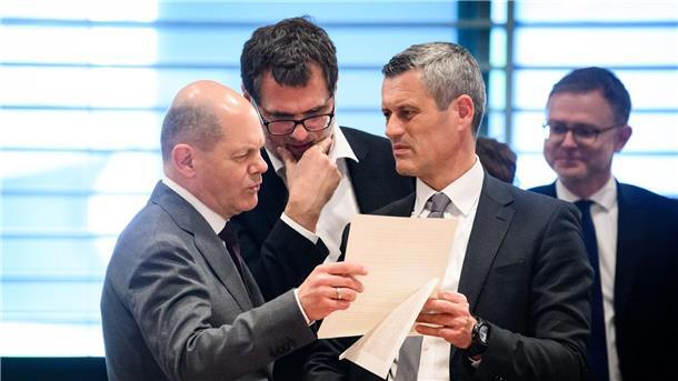 Bundeskanzler Olaf Scholz (l-r, SPD), Wolfgang Schmidt (SPD), Chef des Bundeskanzleramts, und Bernd Krösser, Staatssekretär im Bundesministerium des Innern und für Heimat, unterhalten sich zu Beginn des Bund-Länder-Gipfels im Bundeskanzleramt.