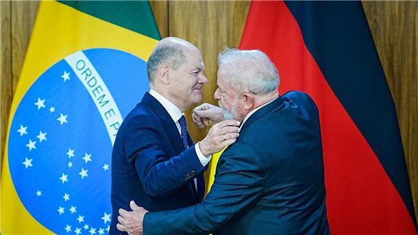 Deutsche Bauern halten Mercosur-Abkommen für bedrohlich Bundeskanzler Olaf Scholz (l, SPD) umarmt beim Staatsbesuch in Brasilien Ende Januar seinen Amtskollegen Luiz Inacio Lula da Silva. Vor Ort zeigte Scholz sich zuversichtlich, dass es beim Freihandelsabkommen rasch zu einem Abschluss kommt.