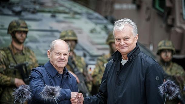 Deutschland unverrückbar an der Seite der baltischen Staaten Bundeskanzler Olaf Scholz (l, SPD) und der litauische Staatspräsident Gitanas Naueda bei einem Besuch der Nato-Übung Quadriga 24. „Deutschland steht unverrückbar an der Seite der baltischen Staaten“, sagt der Kanzler.