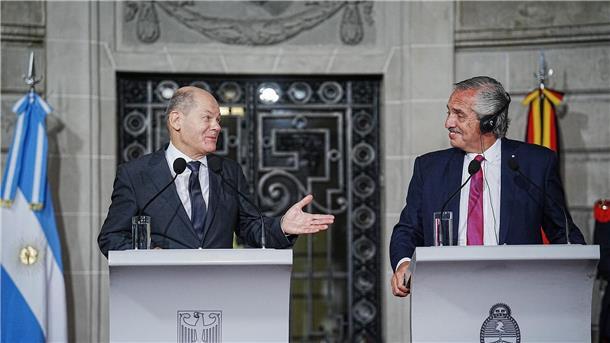 Bundeskanzler Olaf Scholz (l) und der argentinische Präsident Alberto Ángel Fernández geben nach ihren Gesprächen eine Pressekonferenz.