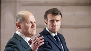 Bundeskanzler Olaf Scholz (l) und der französische Präsident Emmanuel Macron äußern sich nach der gemeinsamen Kabinettssitzung in Paris.