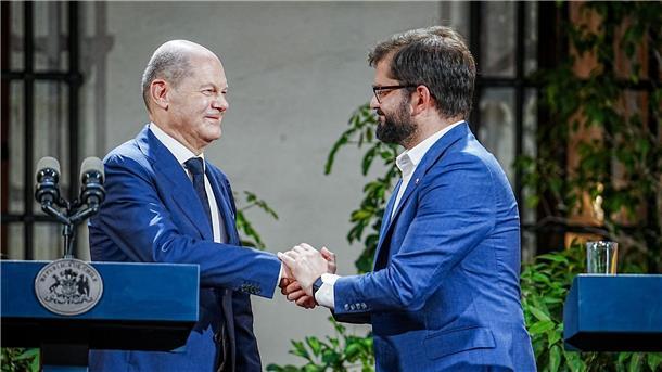 Colonia Dignidad: Deutschland und Chile wollen Gedenkstätte Bundeskanzler Olaf Scholz (l.) und sein chilenischer Amtskollege Gabriel Boric nach einer gemeinsamen Pressekonferenz.
