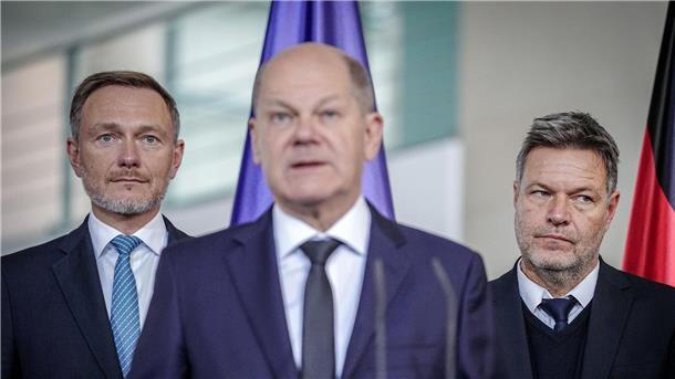 Nur ein Drittel für Fortbestehen der Ampel-Koalition Bundeskanzler Olaf Scholz (M.), Finanzminister Christian Lindner (l.) und Bundeswirtschaftsminister Robert Habeck.