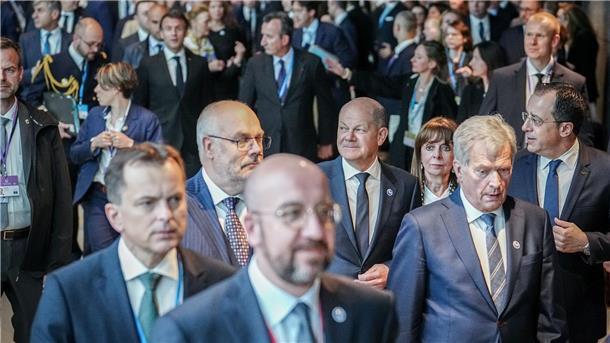 Bundeskanzler Olaf Scholz (M) kommt beim Gipfel des Europarates zum Gruppenfoto.