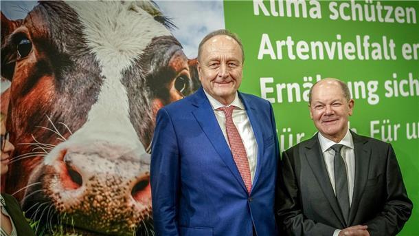Teigzopf und Dialog: Der Kanzler auf der Grünen Woche Bundeskanzler Olaf Scholz mit Bauernpräsident Joachim Rukwied auf der Grünen Woche.