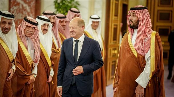 Scholz spricht in Saudi-Arabien Khashoggi-Mord an Bundeskanzler Olaf Scholz mit dem saudischen Kronprinzen Mohammed bin Salman (r) im Al-Salam-Palast von Dschidda.