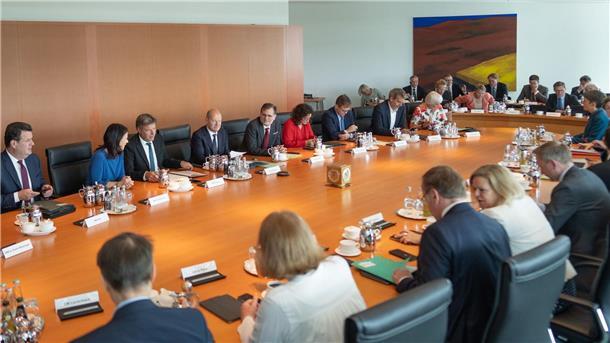 Neue Regeln für den geerbten Bauernhof Bundeskanzler Olaf Scholz (Mitte l, SPD) und andere Teilnehmer des Bundeskabinetts warten auf den Beginn der Sitzung im Kanzleramt.
