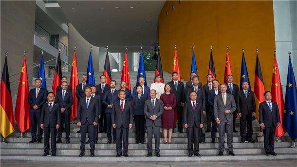 Bundeskanzler Olaf Scholz (Mitte r) und der chinesische Ministerpräsident Li Qiang (Mitte l) beim Gruppenbild mit den Kabinettsmitgliedern.