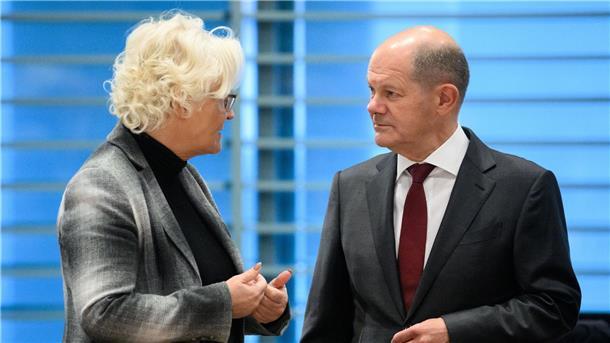 Lambrechts bitterer Abschied und Scholz‘ zweite Chance Bundeskanzler Olaf Scholz muss über die Nachfolge an der Spitze des Verteidigungsministeriums entscheiden: Christine Lambrecht gibt auf.