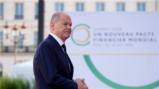 Finanzgipfel ringt um mehr Geld gegen Armut und Klimawandel Bundeskanzler Olaf Scholz nimmt am Gipfeltreffen über ein solidarischeres Finanzsystem teil.