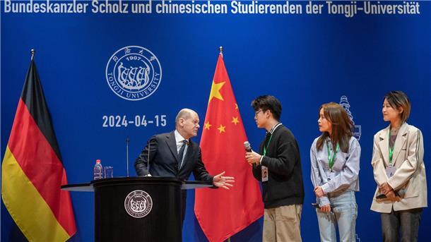 Scholz gibt an chinesischer Uni Cannabis-Tipps Bundeskanzler Olaf Scholz nimmt an einer Townhall mit Studierenden an der Tongji-Universität teil.