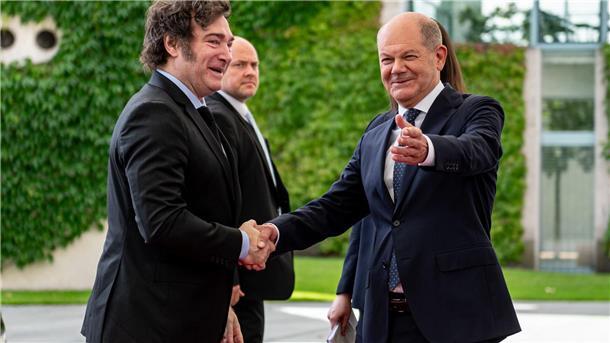 Scholz mahnt bei Milei Sozialverträglichkeit von Reformen an Bundeskanzler Olaf Scholz nimmt Javier Milei (l) in Empfang.
