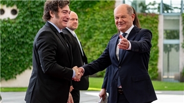 Bundeskanzler Olaf Scholz nimmt Javier Milei (l) in Empfang.
