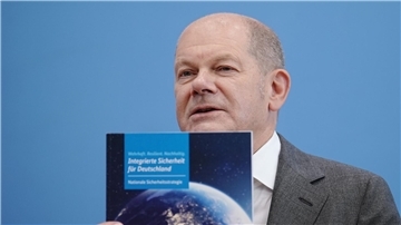 Bundeskanzler Olaf Scholz präsentiert die Nationale Sicherheitsstrategie der Bundesregierung.