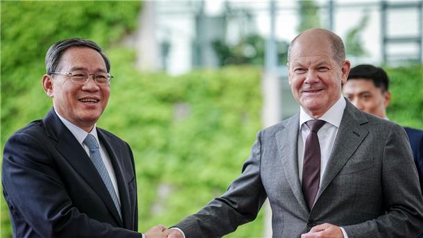 Bundeskanzler Olaf Scholz (r) empfängt den chinesischen Ministerpräsidenten Li Qiang vor dem Bundeskanzleramt.