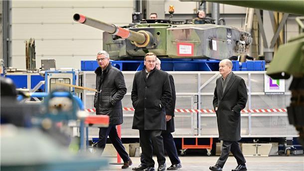 Rheinmetall baut neue Munitionsfabrik in Niedersachsen Bundeskanzler Olaf Scholz (r., SPD), und Boris Pistorius (2.v.l., SPD), Bundesminister für Verteidigung, besichtigen eine Produktionshalle des Rüstungskonzerns Rheinmetall.