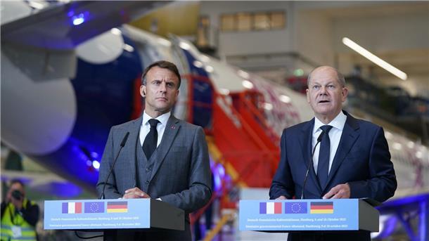 Deutschland und vier Partner versichern Israel Solidarität Bundeskanzler Olaf Scholz (r, SPD) und sein französischer Amtskollege Emmanuel Macron bei einem Presse-Statement in Hamburg.