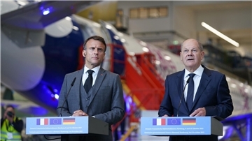 Bundeskanzler Olaf Scholz (r, SPD) und sein französischer Amtskollege Emmanuel Macron bei einem Presse-Statement in Hamburg.