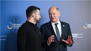 Bundeskanzler Olaf Scholz (r.) und der ukrainische Wolodymyr Selenskyj bei der Internationalen Konferenz zum Wiederaufbau der Ukraine.