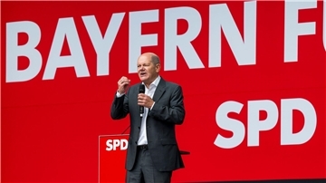 Bundeskanzler Olaf Scholz (SPD) bekkent sich zum Grundrecht auf Asyl, mahnt aber auch effektivere Abschiebungen an.