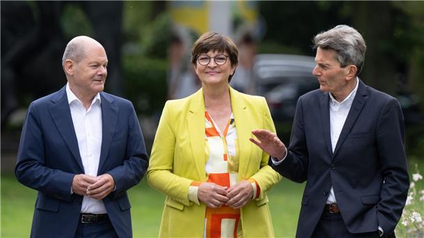 Neues Ampel-Streitthema? SPD dringt auf Industriestrompreis Bundeskanzler Olaf Scholz, SPD-Chefin Saskia Esken und SPD-Fraktionschef Rolf Mützenich (r) bei der Klausurtagung in Wiesbaden.