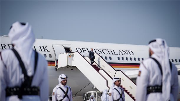 Bundeskanzler Olaf Scholz (SPD) geht auf dem Flughafen von Doha die Gangway am Airbus A340 der Luftwaffe hinunter.