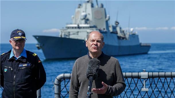 Bundeskanzler Olaf Scholz (SPD) gibt auf der Fregatte „Mecklenburg-Vorpommern“ nach seinem Besuch der Deutschen Marine in Rostock-Warnemünde ein Pressestatement.