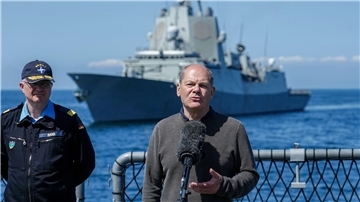 Bundeskanzler Olaf Scholz (SPD) gibt auf der Fregatte „Mecklenburg-Vorpommern“ nach seinem Besuch der Deutschen Marine in Rostock-Warnemünde ein Pressestatement.