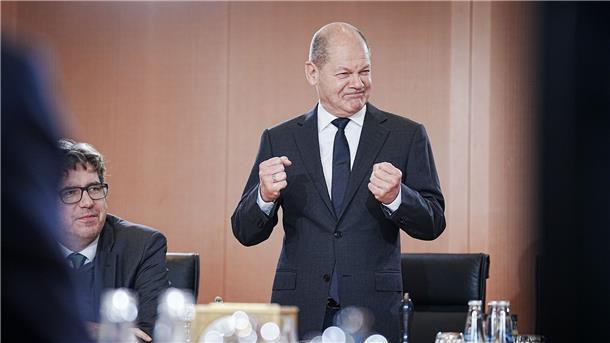 Scholz zieht positive Ampel-Jahresbilanz Bundeskanzler Olaf Scholz (SPD) hält anlässlich des ersten Geburtstags der Ampelkoalition eine kurze Ansprache im Bundeskanzleramt.