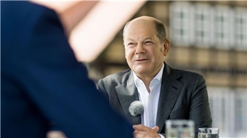 Bundeskanzler Olaf Scholz (SPD) im „Berlin direkt“-Sommerinterview des ZDF mit Theo Koll (l), Leiter ZDF-Hauptstadtstudio Berlin.