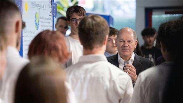 Scholz: „Ich bin der Kanzler, und deshalb gilt das“ Bundeskanzler Olaf Scholz (SPD) im Gespräch mit Schülern in einem beruflichen Schulzentrum im baden-württembergischen Sindelfingen.