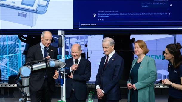 „Es reicht halt nicht“ - Industrie unzufrieden mit der Ampel Bundeskanzler Olaf Scholz (SPD), Jonas Gahr Støre, Ministerpräsident von Norwegen und Bundesbildungsministerin Lisa Paus (Grüne) am Stand von Siemens. Links: Der CEO von Siemens, Roland Busch.