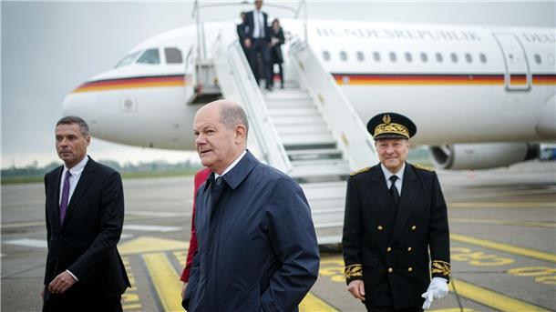 Bundeskanzler Olaf Scholz (SPD) kommt auf dem Flughafen in Straßburg an. Der Bundeskanzler spricht im EU-Parlament zu den Abgeordneten.