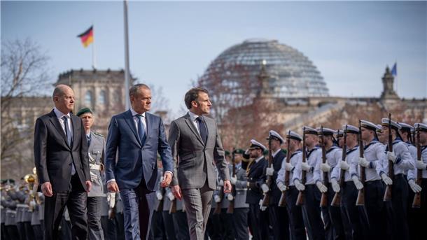 Scholz, Macron und Tusk beschwören Zusammenhalt Bundeskanzler Olaf Scholz (SPD, l) empfängt Frankreichs Präsident Emmanuel Macron (r) und Polens Ministerpräsident Donald Tusk zu einem gemeinsamen Treffen.